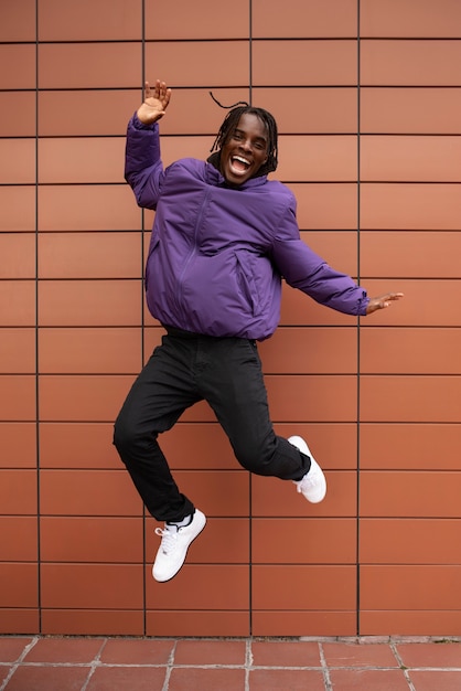 Foto grátis retrato de homem jovem e feliz