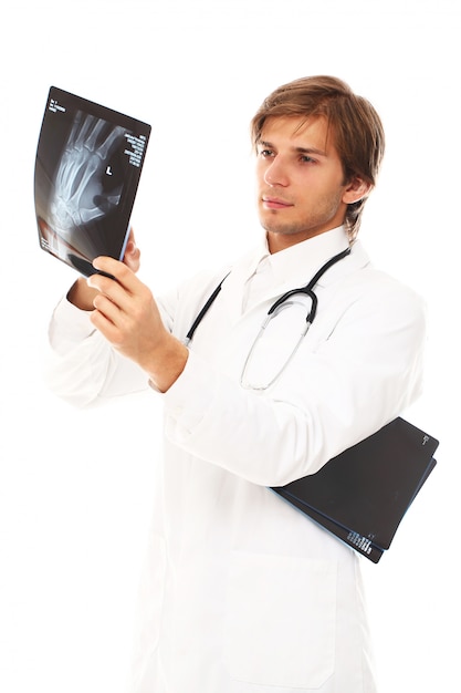 retrato de homem jovem médico com radiografia