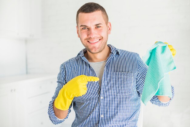 Retrato, de, homem, limpeza, seu, casa
