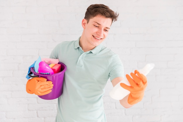 Foto grátis retrato, de, homem, limpeza, seu, casa