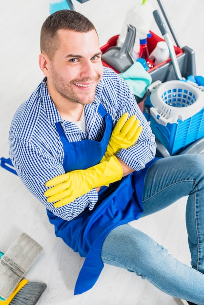 Foto grátis retrato, de, homem, limpeza, seu, lar