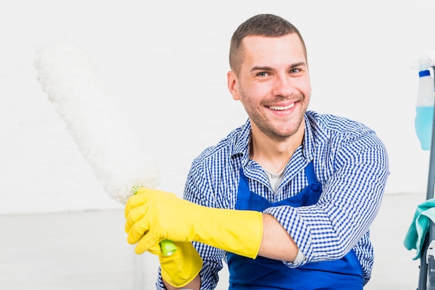 Foto grátis retrato, de, homem, limpeza, seu, lar