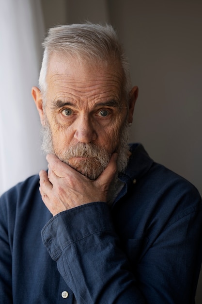 Retrato de homem mais velho triste em casa