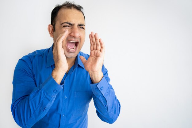 Retrato, de, homem negócios adulto meio, ficar, e, shouting, isolado