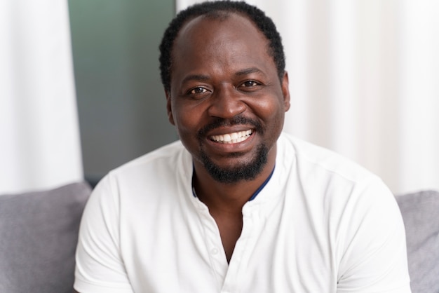 Retrato de homem negro sorridente