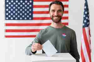 Foto grátis retrato de homem no dia do registro eleitoral
