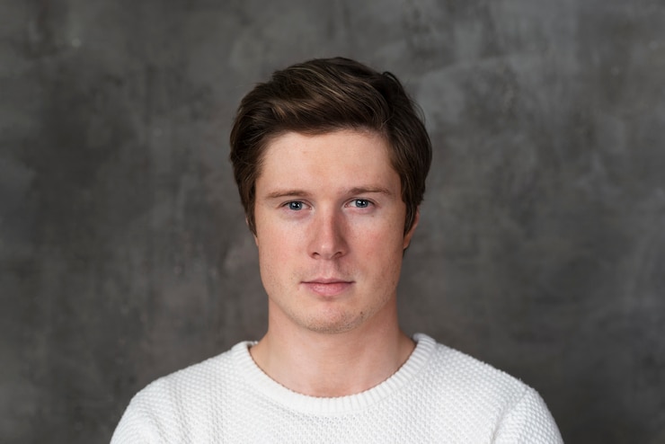 Foto grátis retrato de homem olhando na frente dele