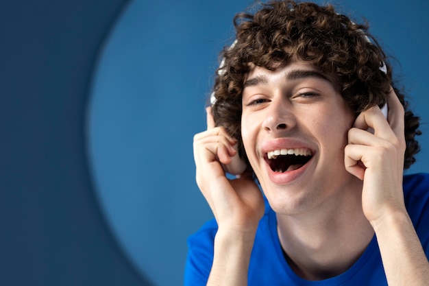 Foto grátis retrato de homem ouvindo música