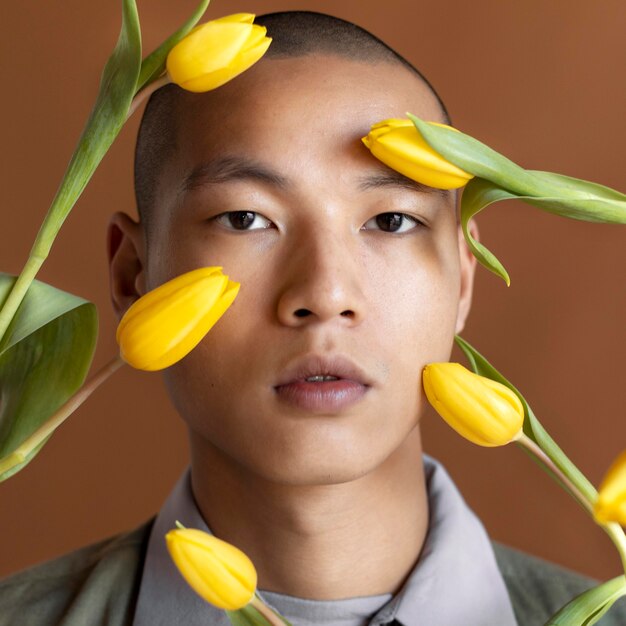 Retrato de homem posando com flores