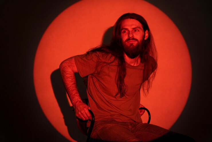 Foto grátis retrato de homem posando com textura de projeção do universo