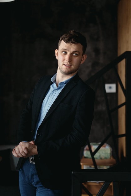 Retrato de homem posando em um espaço moderno loft