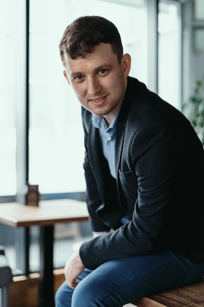 Retrato de homem posando em um espaço moderno loft