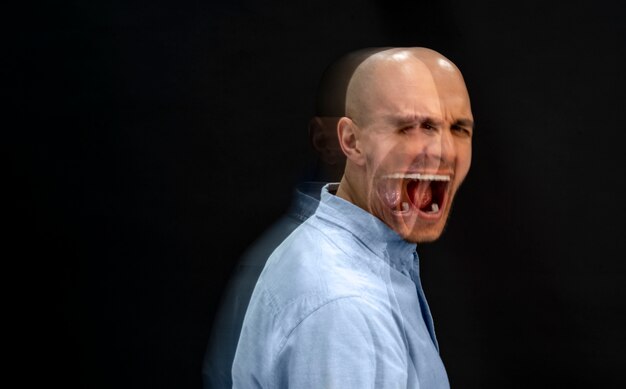 Retrato de homem que sofre de esquizofrenia