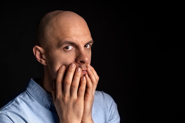 Foto grátis retrato de homem que sofre de esquizofrenia