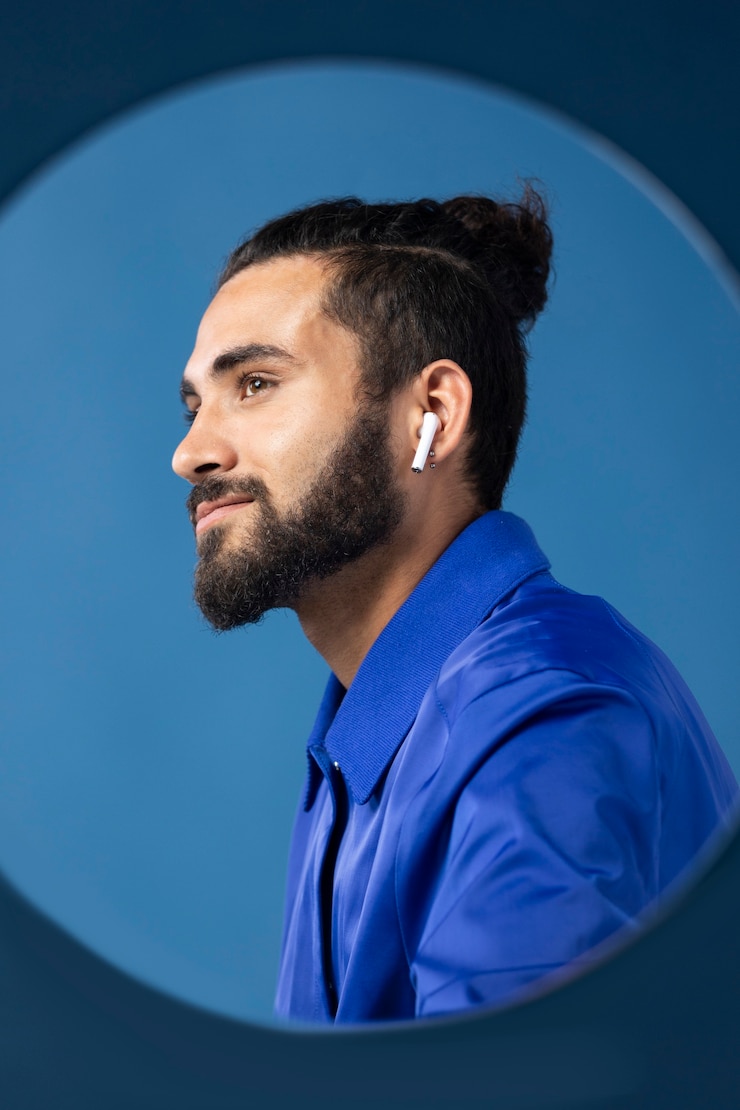 Foto grátis retrato de homem se divertindo