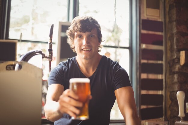 Retrato de homem segurando copo de cerveja