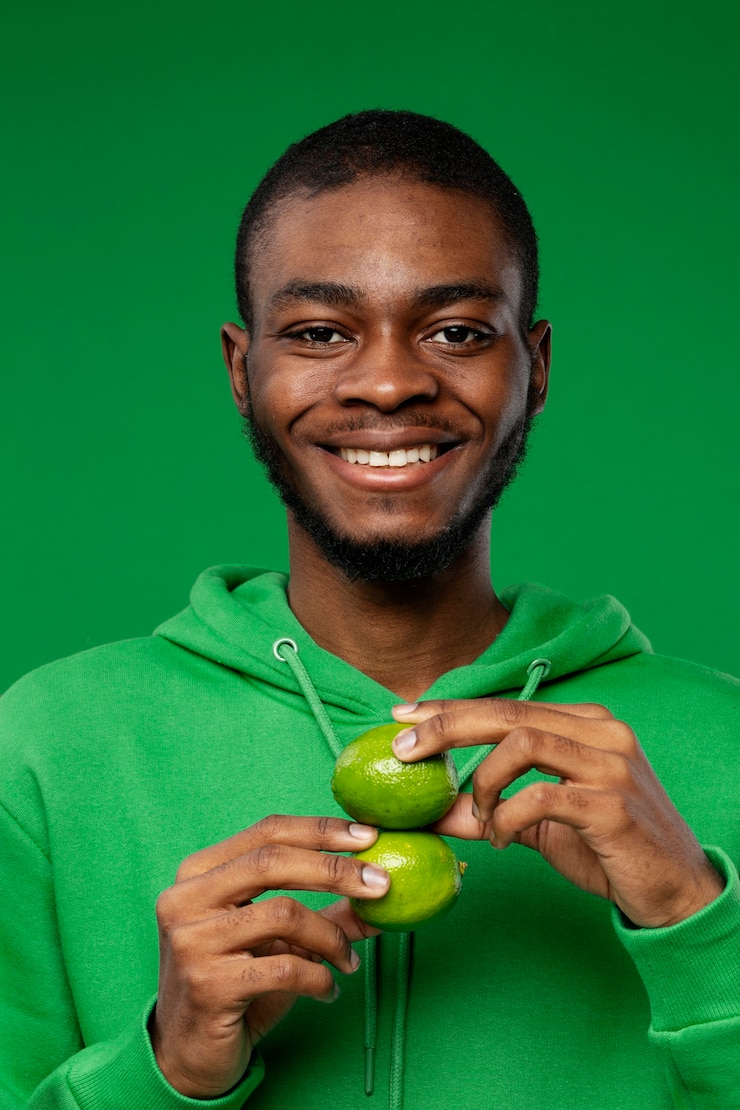 Foto grátis retrato de homem segurando limão cítrico