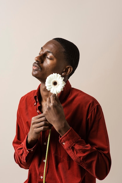 Foto grátis retrato de homem segurando uma flor