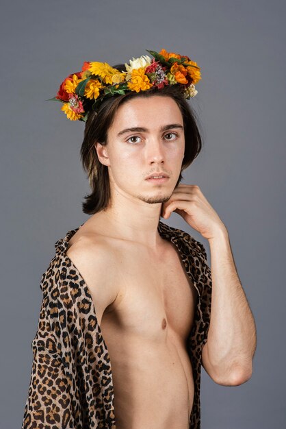 Retrato de homem sem camisa com coroa de flores