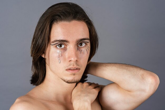 Retrato de homem sem camisa com maquiagem