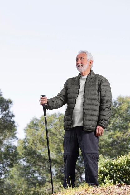 Retrato de homem sênior caminhando na montanha