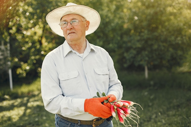 Retrato de homem sênior com chapéu de jardinagem