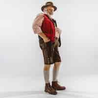 Foto grátis retrato de homem sênior da oktoberfest com chapéu, vestindo as roupas tradicionais da baviera