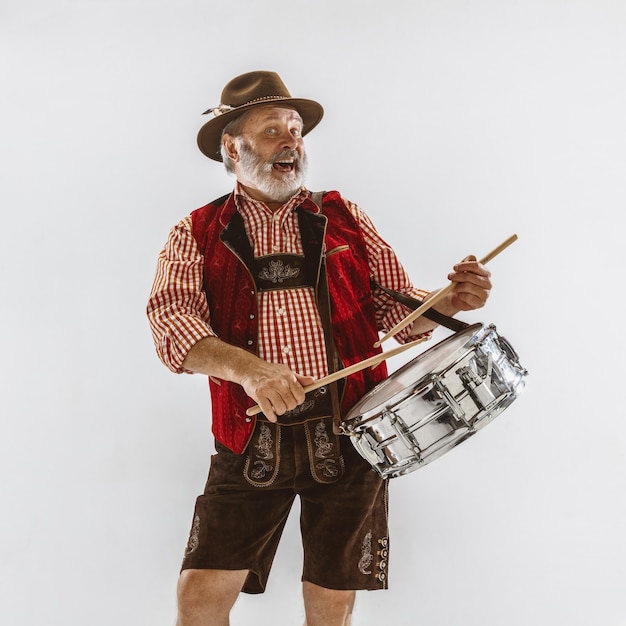 Retrato de homem sênior da oktoberfest com chapéu, vestindo as roupas tradicionais da baviera