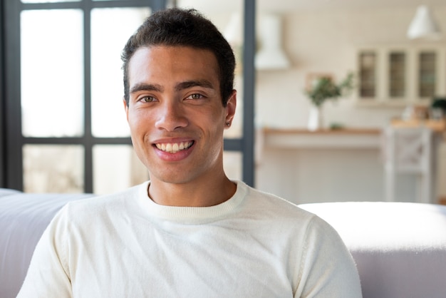 Retrato, de, homem sorri, em, câmera