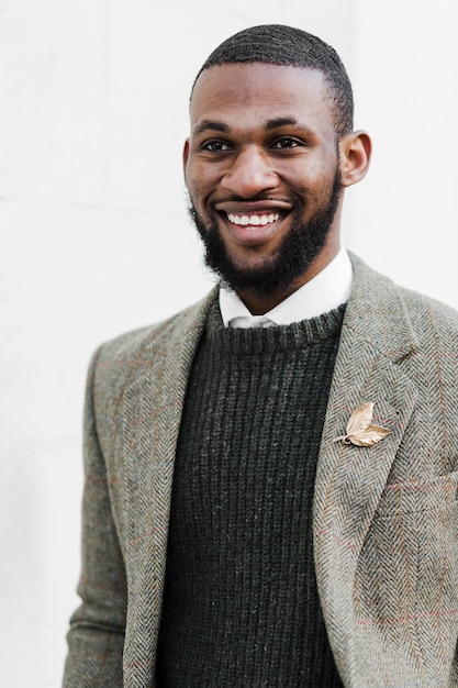 Foto grátis retrato de homem sorridente elegante