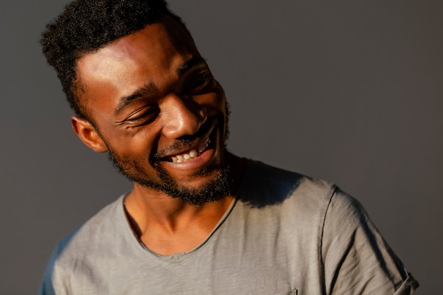 Foto grátis retrato de homem sorridente em close-up