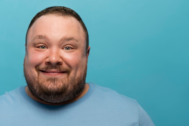 Foto grátis retrato de homem sorrindo