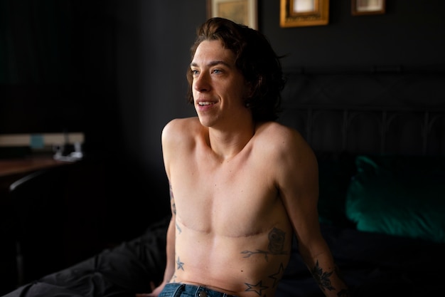 Retrato de homem transgênero com cicatrizes pós-operatórias