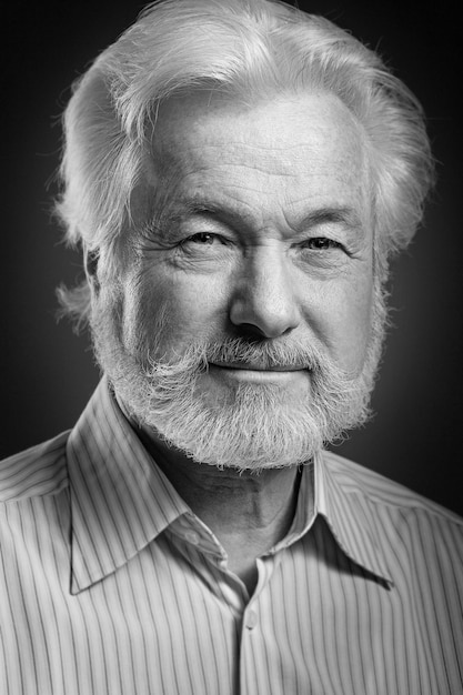 Foto grátis retrato de homem velho com barba