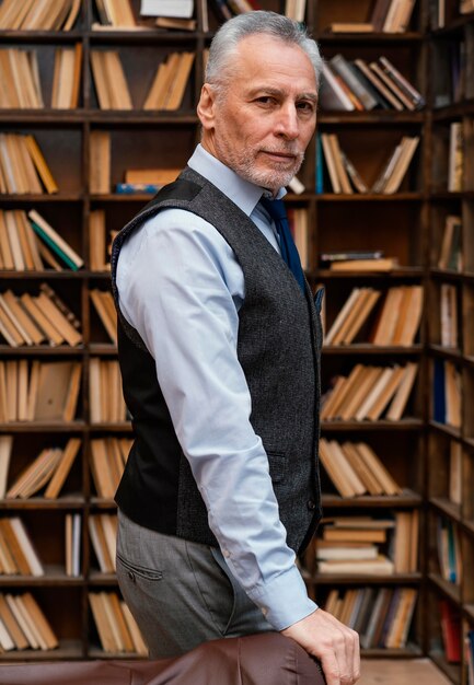 Retrato de homem velho elegante vestindo terno