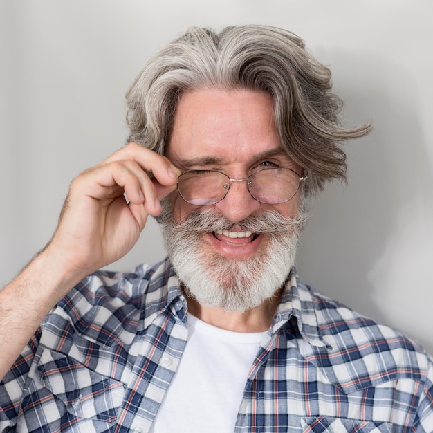 Foto grátis retrato, de, homem velho, segurando óculos