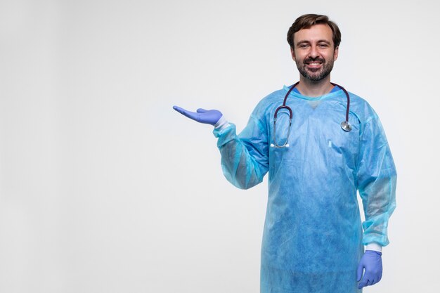 Retrato de homem vestindo luvas e bata médica