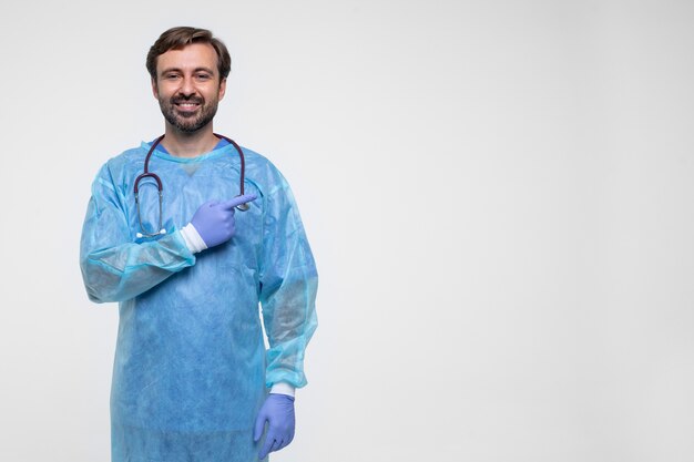Retrato de homem vestindo luvas e bata médica