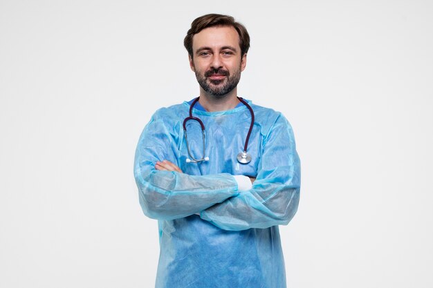 Retrato de homem vestindo vestido médico e estetoscópio