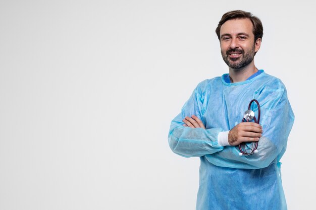 Retrato de homem vestindo vestido médico e estetoscópio