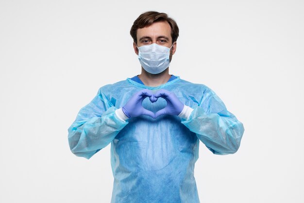 Retrato de homem vestindo vestido médico e máscara médica