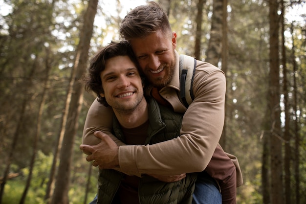 Retrato de homens gays abraçando ao ar livre durante a aventura