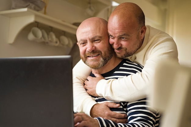 Foto grátis retrato de homens gays mostrando seu amor e carinho