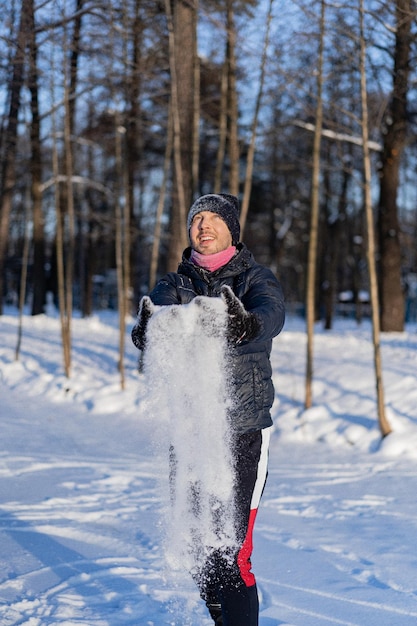 Retrato de inverno jovem, com chapéu de inverno, aproveitando os momentos de inverno