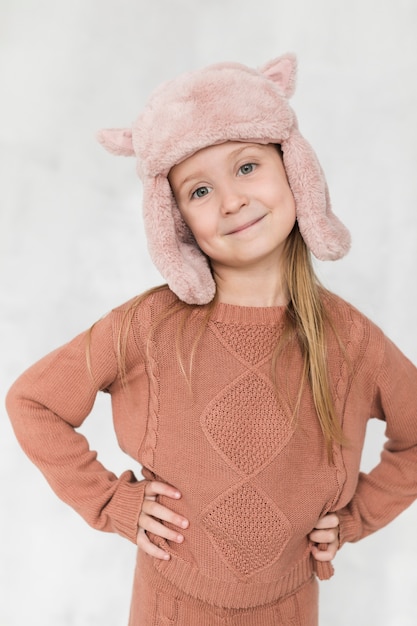 Foto grátis retrato de inverno menina bonitinha vestido