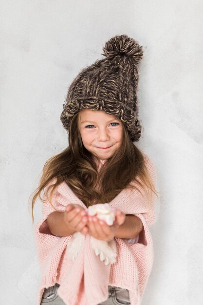 Retrato de inverno menina sorridente vestido