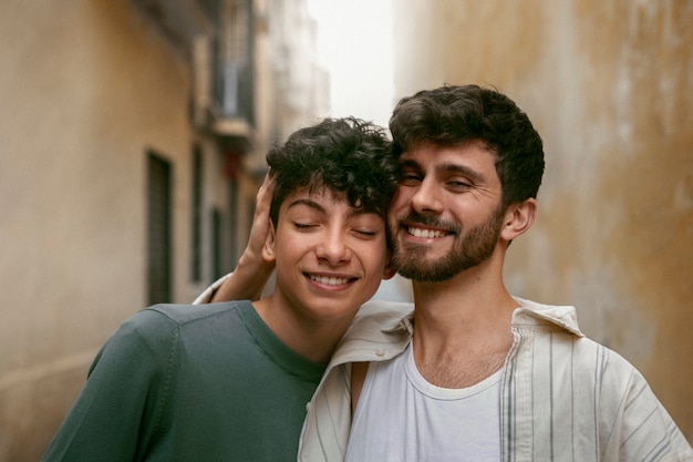 Foto grátis retrato de irmãos ao ar livre para celebração do dia dos irmãos