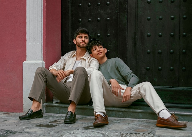 Foto grátis retrato de irmãos ao ar livre para celebração do dia dos irmãos