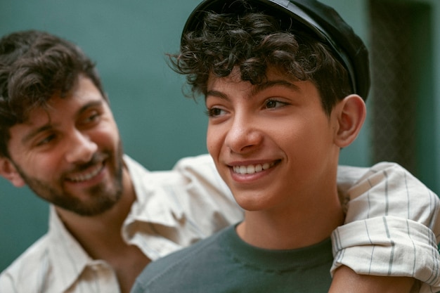 Foto grátis retrato de irmãos ao ar livre para celebração do dia dos irmãos