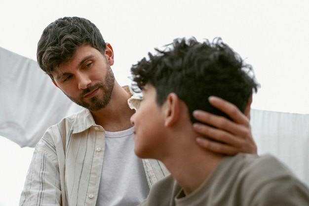 Foto grátis retrato de irmãos passando tempo juntos ao ar livre